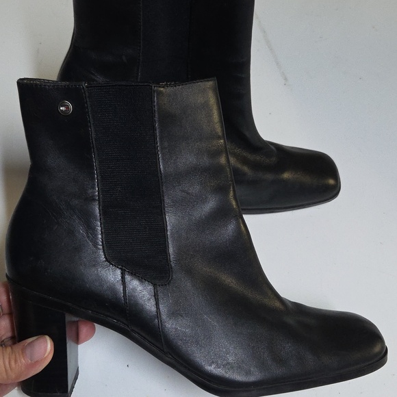 Sz 8 Tommy Hilfiger Black Leather Ankle Booties with Block Heel - Picture 2 of 9